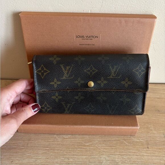 Authentic Louis Vuitton monogram wallet with box - Picture 1 of 10